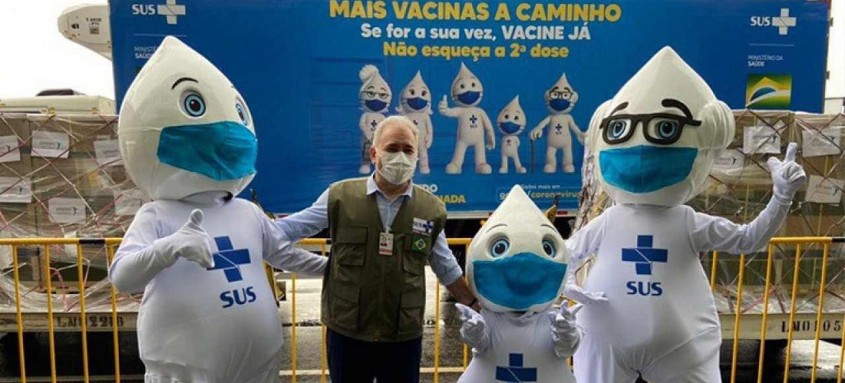 Chegada das vacinas da Janssen no aeroporto de Guarulhos foi acompanhada pelo ministro Marcelo Queiroga