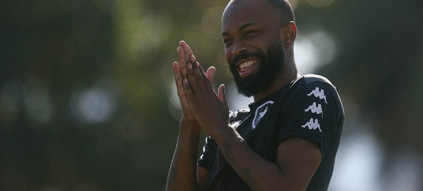 Chay, que iniciou a temporada defendendo a Portuguesa da Ilha, celebra ter tido seu nome citado pelo técnico da Seleção, Tite - Foto: Vitor Silva / Botafogo Chay, que iniciou a temporada defendendo a Portuguesa da Ilha, celebra ter tido seu nome citado pelo técnico da Seleção, Tite