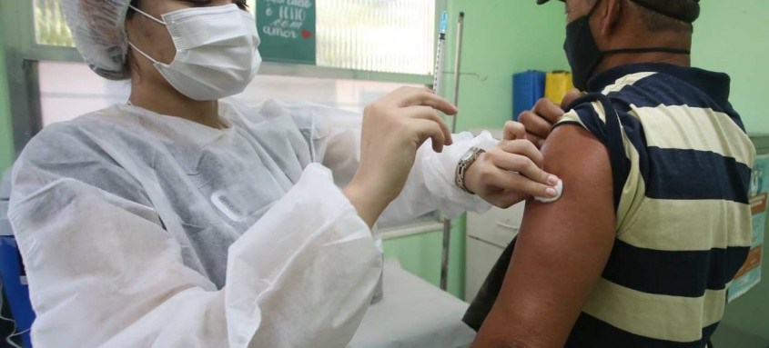Moradores de Niterói podem agendar pelo aplicativo Colab a vacinação contra covid-19 em seis postos da cidade