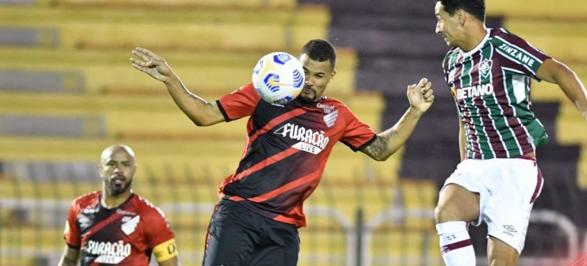 Observado pelo tricolor Paulo Henrique Ganso, Zé Ivaldo cabeceia para fazer o terceiro gol do Athletico em Volta Redonda