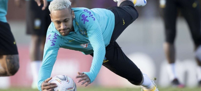 Neymar deu uma de goleiro ontem, na Granja Comary, no último treino antes do jogo decisivo de hoje contra o Chile - Foto: Lucas Figueiredo / CBF Neymar deu uma de goleiro ontem, na Granja Comary, no último treino antes do jogo decisivo de hoje contra o Chile