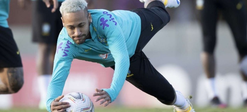 Neymar deu uma de goleiro ontem, na Granja Comary, no último treino antes do jogo decisivo de hoje contra o Chile