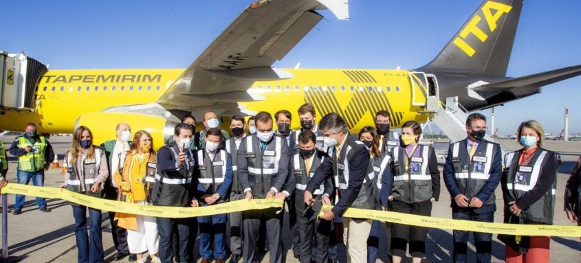  Governador Cláudio Castro participou, na manhã de ontem, da cerimônia de chegada do voo inaugural da ITA, no aeroporto do Galeão, no Rio de Janeiro