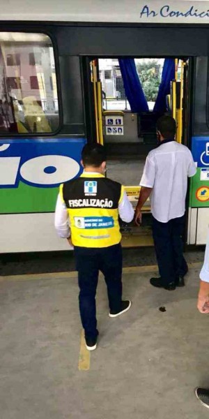 Fiscalização nos ônibus dos agentes do Detro. Mais de 150 coletivos multados