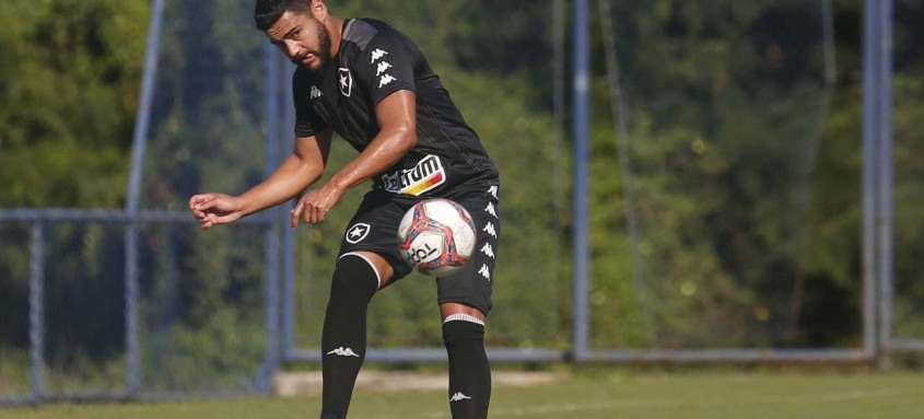 Com a suspensão de Chay, Barreto ganhará uma oportunidade no meio-campo do Botafogo no confronto de hoje