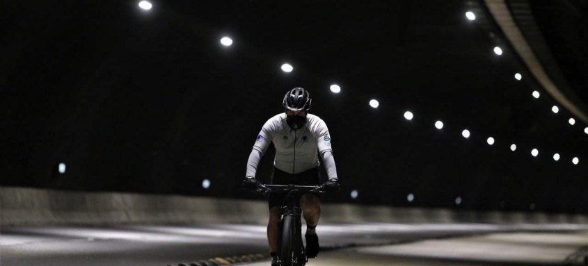 A Área de Proteção ao Ciclista de Competição (APCC) no Túnel Charitas-Cafubá começou a funcionar nesta semana - Foto: Douglas Macedo/Prefeitura de Niterói A Área de Proteção ao Ciclista de Competição (APCC) no Túnel Charitas-Cafubá começou a funcionar nesta semana
