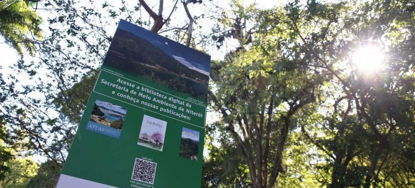 Placas informam sobre o meio ambiente de Niterói e ainda têm link para banco de dados na internet