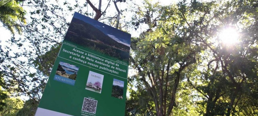 Placas informam sobre o meio ambiente de Niterói e ainda têm link para banco de dados na internet - Foto: Douglas Macedo/Prefeitura de Niterói Placas informam sobre o meio ambiente de Niterói e ainda têm link para banco de dados na internet