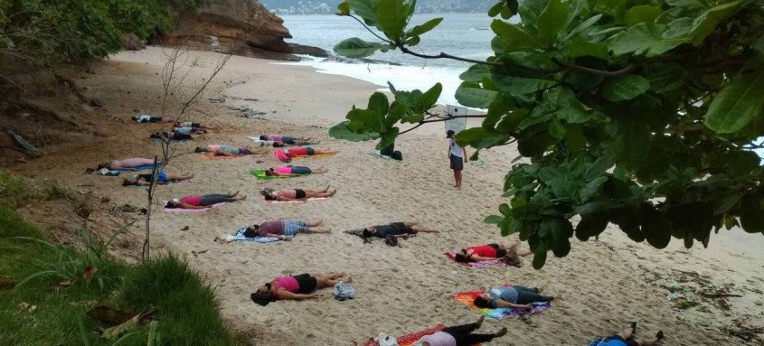 'Yoga na Praia' é aberto a todos, numa ação de cunho público e social