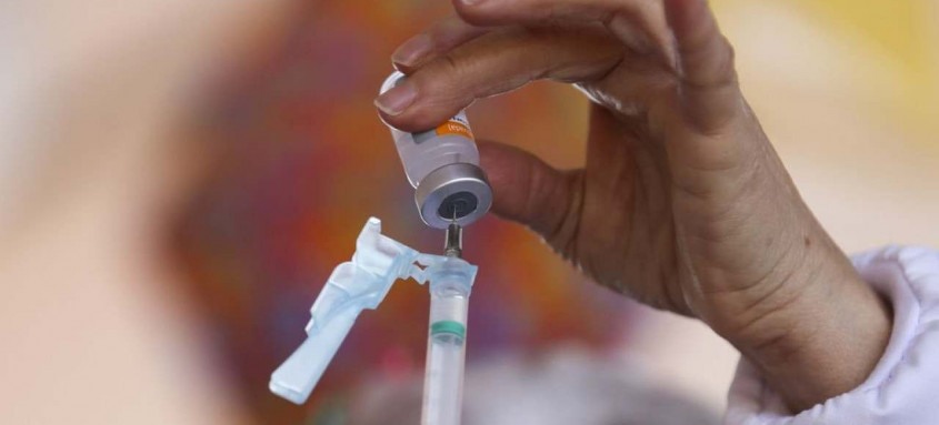 De acordo com o Ministério, a ampliação da vacina para adolescentes permanece em análise na Câmara Técnica Assessora em Imunização e Doenças Transmissíveis