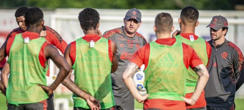 Técnico Rogério Ceni conversa com jogadores antes do treino do Flamengo ontem à tarde no Ninho do Urubu