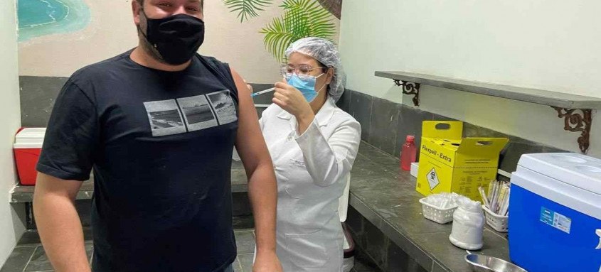 O vendedor Marcelo Maia da Silva, de 36 anos, morador da Região Oceânica, agendou a vacinação por aplicativo - Foto: Divulgação/Prefeitura de Niterói O vendedor Marcelo Maia da Silva, de 36 anos, morador da Região Oceânica, agendou a vacinação por aplicativo