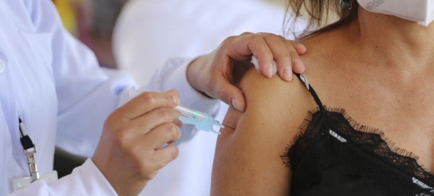 Agora haverá contraindicação de uso para pessoas com histórico de síndrome de extravasamento capilar - Foto: Fabio Rodrigues Pozzebom/Agência Brasil Agora haverá contraindicação de uso para pessoas com histórico de síndrome de extravasamento capilar