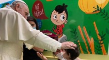 Papa Francisco visitou nesta terça-feira a unidade de oncologia do hospital Gemelli, onde está internado, saudando crianças enfermas e médicos Divulgação / Vaticano
