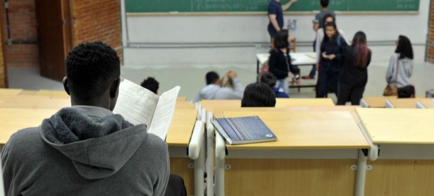 Elas podem ser feitas até a próxima sexta-feira
UnB reserva vagas para negros desde o vestibular de 2004
Percentual de negros com diploma cresceu quase quatro vezes desde 2000, segundo IBGE - Foto: Marcello Casal Jr/Agência Brasil Elas podem ser feitas até a próxima sexta-feira
UnB reserva vagas para negros desde o vestibular de 2004
Percentual de negros com diploma cresceu quase quatro vezes desde 2000, segundo IBGE