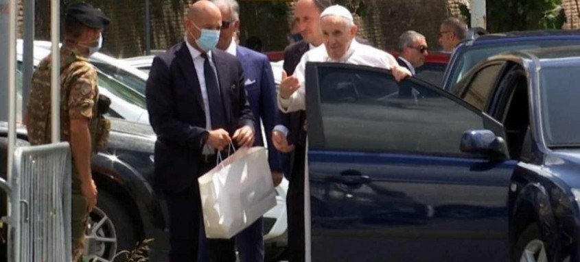 Papa Francisco deixou o Hospital Agostino Gemelli, em Roma, na manhã desta quarta-feira