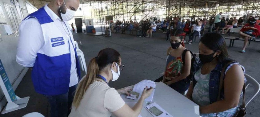 Para agilizar a entrega de cartões com o auxílio emergencial, cinco escolas estaduais receberão os beneficiados, de segunda a sexta - Foto: Divulgação/ Governo do Rio Para agilizar a entrega de cartões com o auxílio emergencial, cinco escolas estaduais receberão os beneficiados, de segunda a sexta