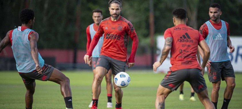 Diego será mais um desfalque no difícil compromisso do Flamengo contra o Bragantino - Foto: Alexandre Vidal / Flamengo Diego será mais um desfalque no difícil compromisso do Flamengo contra o Bragantino