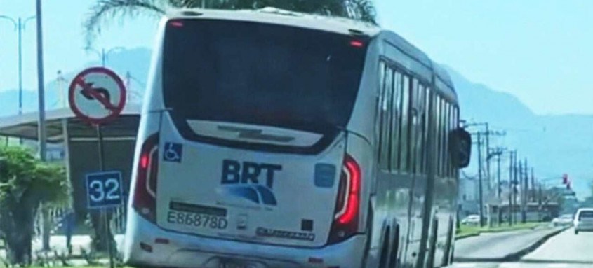 Flagrante aconteceu tanto nesta sexta (16/07) quanto na quinta (15/07) na Avenida das Américas, Zona Oeste; um dos ônibus ainda avançou o sinal vermelho - Foto: Reprodução/TV Globo Flagrante aconteceu tanto nesta sexta (16/07) quanto na quinta (15/07) na Avenida das Américas, Zona Oeste; um dos ônibus ainda avançou o sinal vermelho