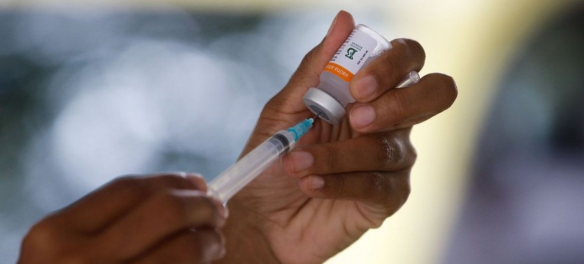Até o momento, 90,5 milhões de pessoas receberam a primeira dose da vacina contra a covid-19