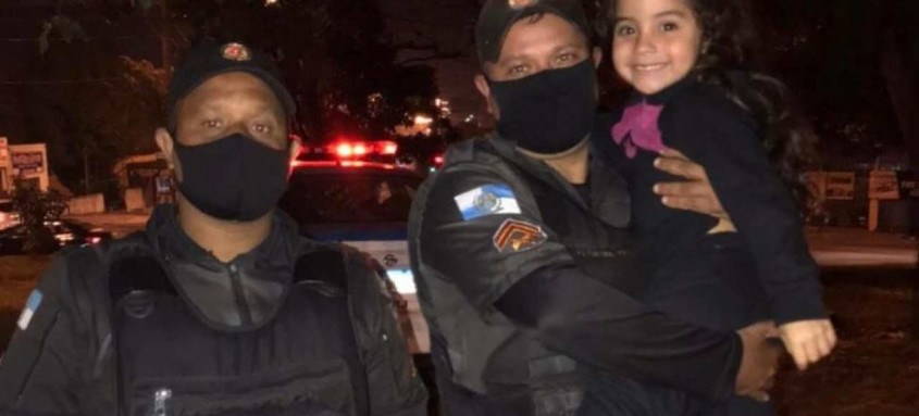 Policiais abriram caminho no trânsito para que a menina pudesse chegar ao hospital Pedro II - Foto: Reprodução G1 Policiais abriram caminho no trânsito para que a menina pudesse chegar ao hospital Pedro II