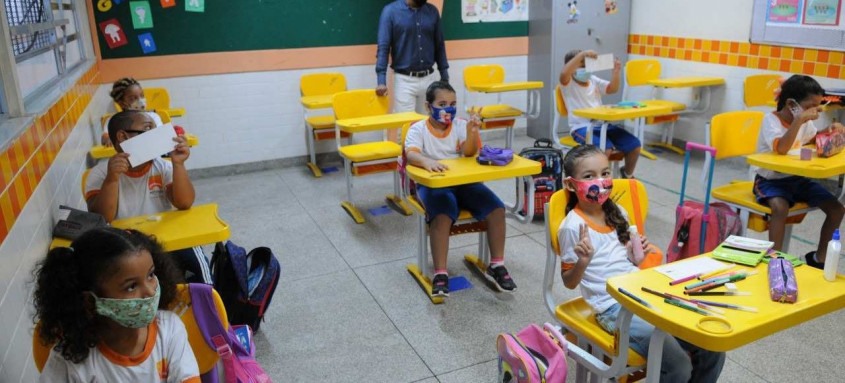 Após o recesso escolar, será iniciada uma nova fase de implementação do ensino híbrido até que todas as unidades estejam abertas
