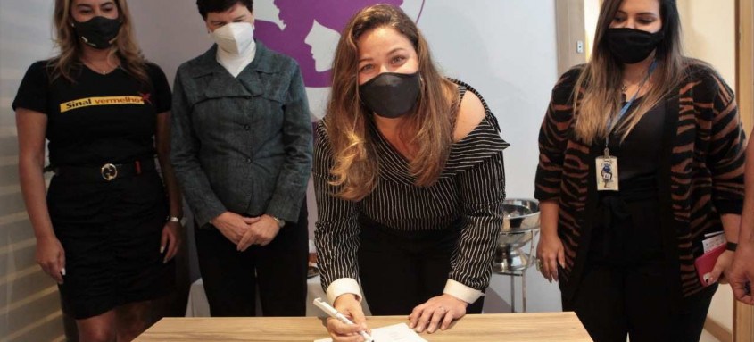 A coordenadora da Codim, Fernanda Sixel, explicou que o local é um ponto estratégico para atendimento - Foto: Berg Silva / Prefeitura de Niterói A coordenadora da Codim, Fernanda Sixel, explicou que o local é um ponto estratégico para atendimento