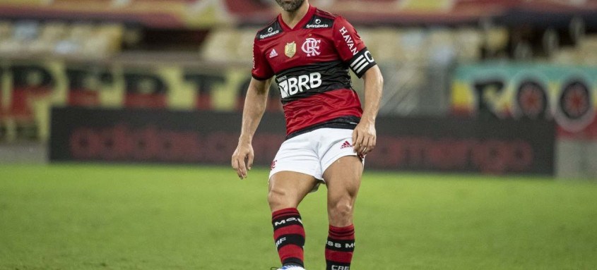 Diego Ribas, que ontem comemorou cinco anos de sua chegada ao Fla, está confirmado contra o Defensa y Justicia