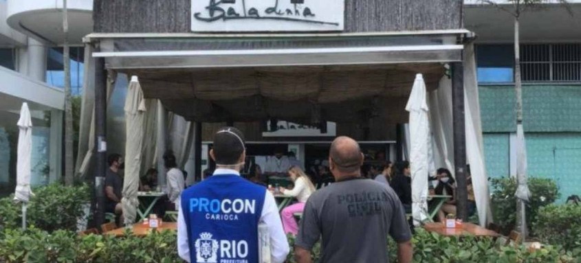 Agentes do Procon encontraram no Baladinha, na orla da Barra, alimentos impróprios para o consumo e falta de higiene