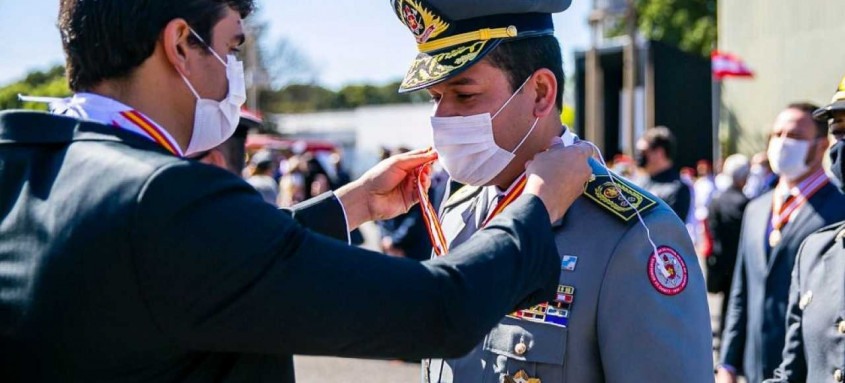 Comandante dos bombeiros é condecorado em Brasília