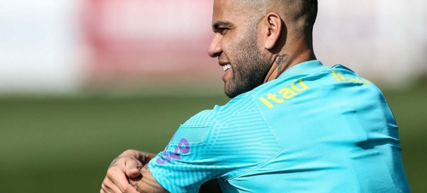 O 'vovô' Daniel Alves, de 38 anos, será responsável por comandar a garotada do Brasil na busca pelo bi olímpico - Foto: Marco Galvão / CBF O 'vovô' Daniel Alves, de 38 anos, será responsável por comandar a garotada do Brasil na busca pelo bi olímpico