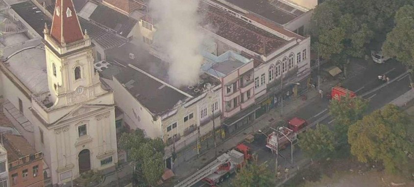 Bombeiros interditaram a Rua Haddock Lobo para o trabalho de controle às chamas