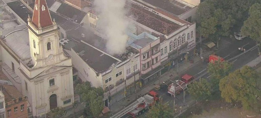 Bombeiros interditaram a Rua Haddock Lobo para o trabalho de controle às chamas - Foto: Reprodução/ TV Globo Bombeiros interditaram a Rua Haddock Lobo para o trabalho de controle às chamas