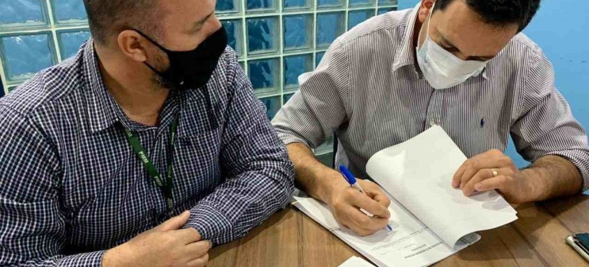 Prefeito Alan Bombeiro assina acordo para reabertura das agências dos Correios - Foto: Rhaysa Amaral/Prefeitura de Mangaratiba Prefeito Alan Bombeiro assina acordo para reabertura das agências dos Correios