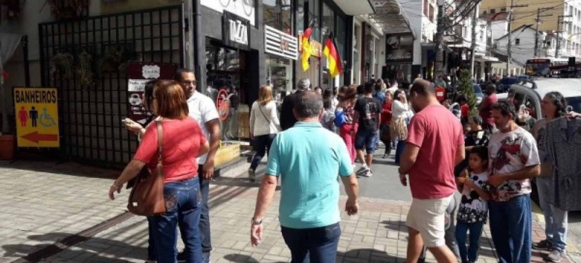 Rua Teresa, em Petrópolis: segundo MPRJ, em vez de reprimir a pirataria, acusados exigiam pagamento dos lojistas que vendiam produtos falsificados - Foto: Divulgação/Prefeitura de Petrópolis Rua Teresa, em Petrópolis: segundo MPRJ, em vez de reprimir a pirataria, acusados exigiam pagamento dos lojistas que vendiam produtos falsificados
