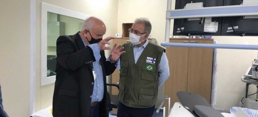 Superintendente do Hospital Universitário Antônio Pedro, Tarcisio Rivello, ciceroneou o ministro da Saúde na visita