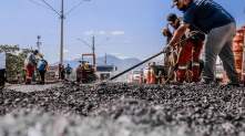 Objetivo é melhorar a infraestrutura do local através da colocação de novas manilhas, que ajudarão no escoamento de água. Divulgação / Prefeitura de Itaboraí