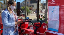 Bikes aumentaram o fluxo de pessoas na região, beneficiando os estabelecimentos comerciais presentes no entorno Marcos Fabricio / Prefeitura de Maricá
