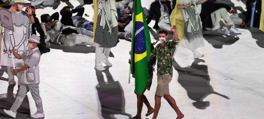 Bruninho, da seleção de vôlei, ao lado da judoca Ketleyn Quadros, foram os porta-bandeiras da delegação brasileira