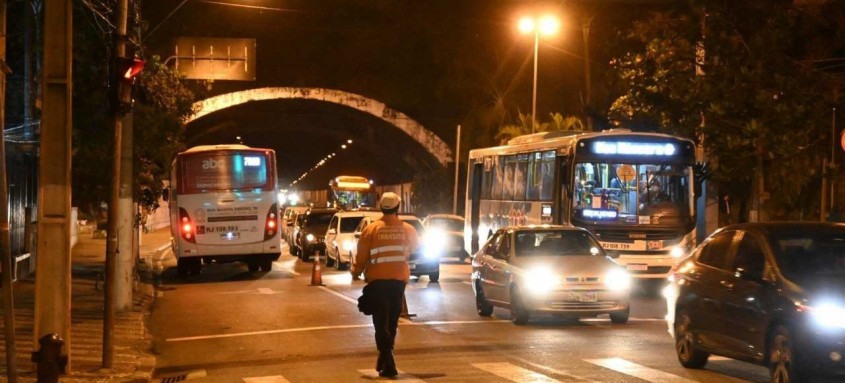 Intervenções no Túnel Roberto Silveira ocasionaram mudanças no trânsito. Operadores da NitTrans orientam motoristas