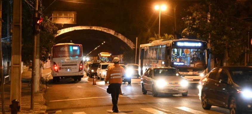 Intervenções no Túnel Roberto Silveira ocasionaram mudanças no trânsito. Operadores da NitTrans orientam motoristas - Foto: Leonardo Simplício/Prefeitura de Niterói Intervenções no Túnel Roberto Silveira ocasionaram mudanças no trânsito. Operadores da NitTrans orientam motoristas