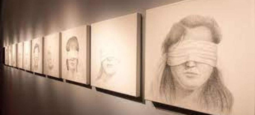 A exposição Una(S)  reúne cerca de 80 obras de 15 artistas mulheres