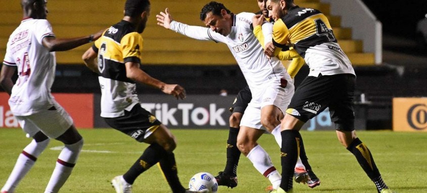 Fred sofreu com a dura marcação da defesa do Criciúma, nesta terça, pela Copa do Brasil