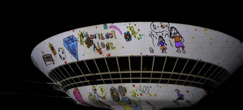 Mais de 850 alunos de escolas de Niterói fizeram desenhos e mandaram mensagens para os idosos que estão em instituições de longa permanência