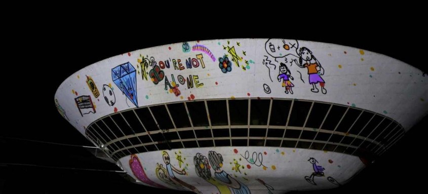 Mais de 850 alunos de escolas de Niterói fizeram desenhos e mandaram mensagens para os idosos que estão em instituições de longa permanência - Foto: Douglas Macedo / Prefeitura de Niterói Mais de 850 alunos de escolas de Niterói fizeram desenhos e mandaram mensagens para os idosos que estão em instituições de longa permanência