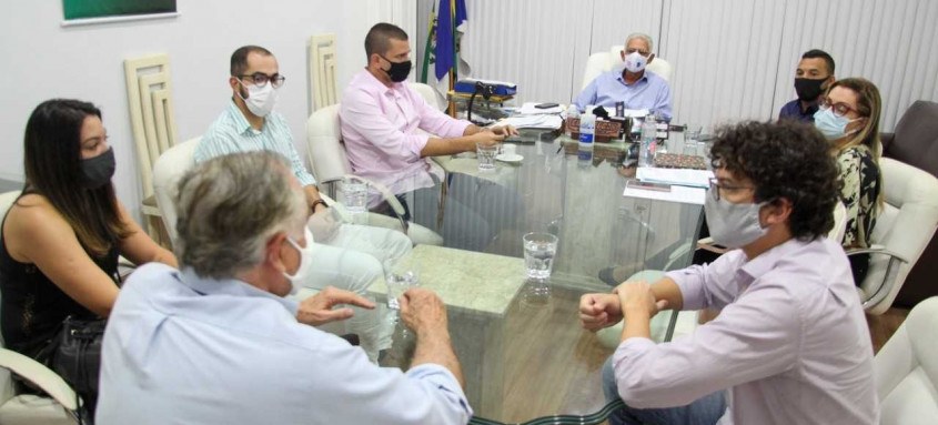 Prefeito Capitão Nelson assinou um termo de cooperação com o projeto que é voltado a pessoas de baixa renda - Foto: Lucas Alvarenga/Prefeitura de São Gonçalo Prefeito Capitão Nelson assinou um termo de cooperação com o projeto que é voltado a pessoas de baixa renda