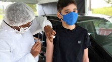 Asmático, o adolescente Lucas Rigó, de 12 anos, recebeu nesta quinta-feira sua primeira dose da vacina contra a covid-19 Douglas Macedo / Prefeitura de Niterói