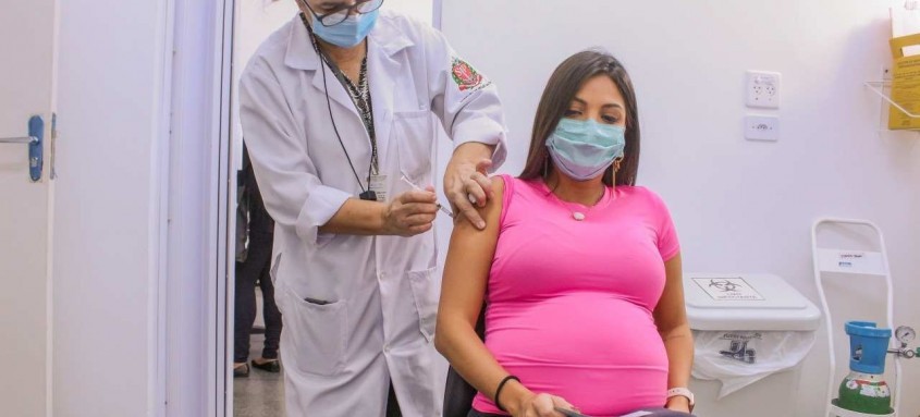 Com lei sancionada nesta quinta pelo presidente Jair Bolsonaro, as gestantes são prioridades para vacinação contra a covid-19 - Foto: Divulgação / Governo de São Paulo Com lei sancionada nesta quinta pelo presidente Jair Bolsonaro, as gestantes são prioridades para vacinação contra a covid-19