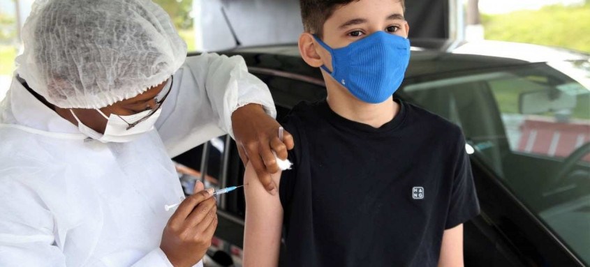 Asmático, o adolescente Lucas Rigó, de 12 anos, recebeu nesta quinta-feira sua primeira dose da vacina contra a covid-19 - Foto: Douglas Macedo / Prefeitura de Niterói Asmático, o adolescente Lucas Rigó, de 12 anos, recebeu nesta quinta-feira sua primeira dose da vacina contra a covid-19
