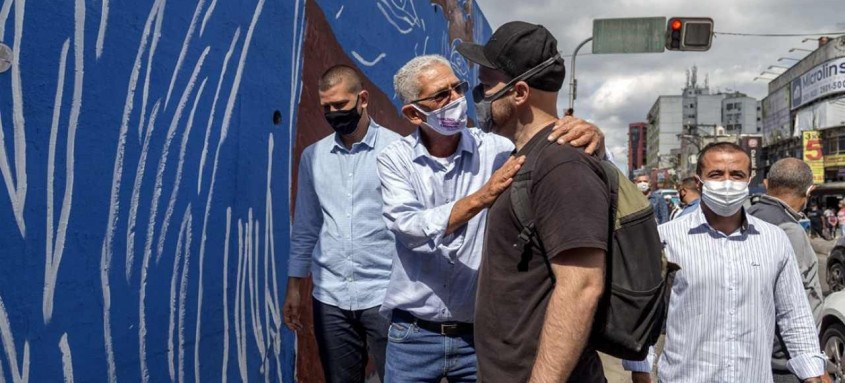 O prefeito Capitão Nelson com o artista gonçalense Marcelo Eco, curador das obras nos viadutos da cidade - Foto: Renan Otto/Prefeitura de São Gonçalo O prefeito Capitão Nelson com o artista gonçalense Marcelo Eco, curador das obras nos viadutos da cidade